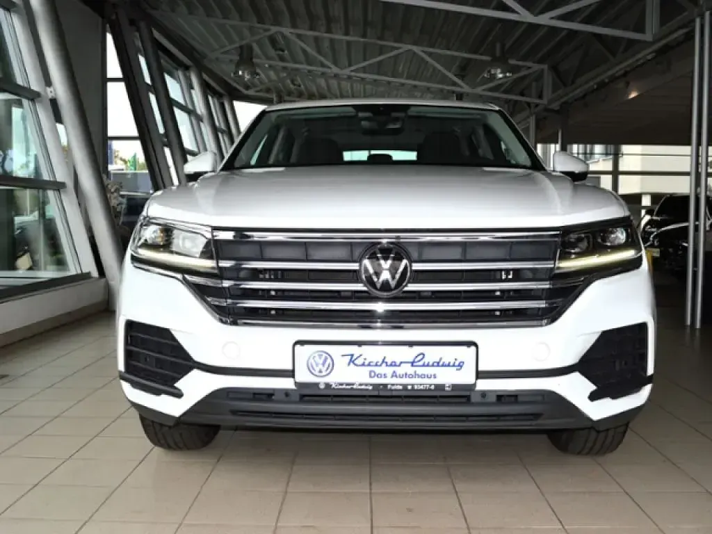 Gebraucht VW Touareg 231 PS (169 kW) 2022 Pure white SUV