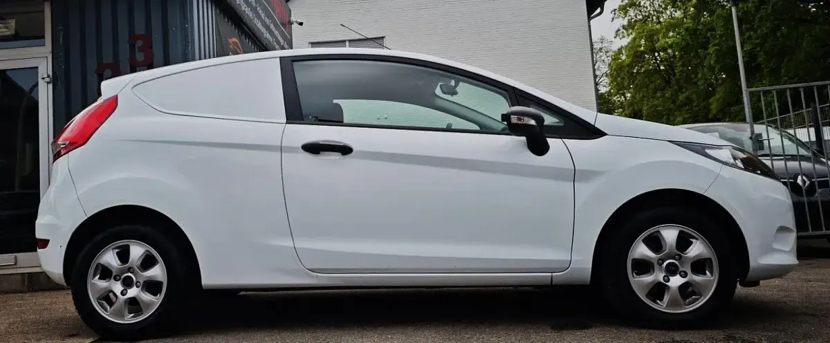 Gebraucht Ford Fiesta 82 PS (60 kW) 2011 Weiß Van / Kleinbus