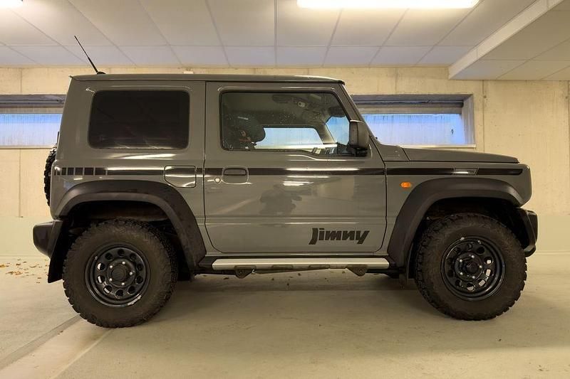 Grau Gebraucht 2024 Suzuki Jimny SUV | 34.700 € (Teuer) - Bild 1/4