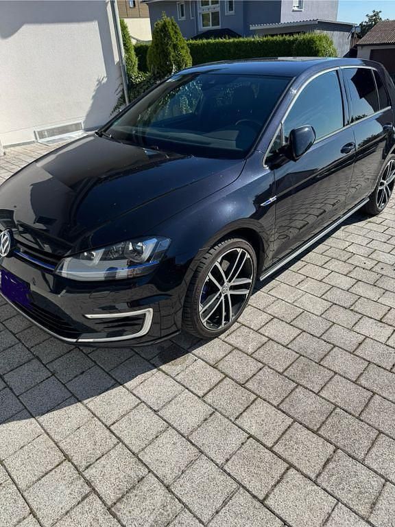 Schwarz Gebraucht 2016 VW Golf VII GTE Limousine | 15.999 € (Fairer Preis) - Bild 1/4