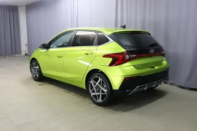 Gebraucht Hyundai i20 Trend 101 PS (74 kW) 2023 Lucid lime metallic Kleinwagen