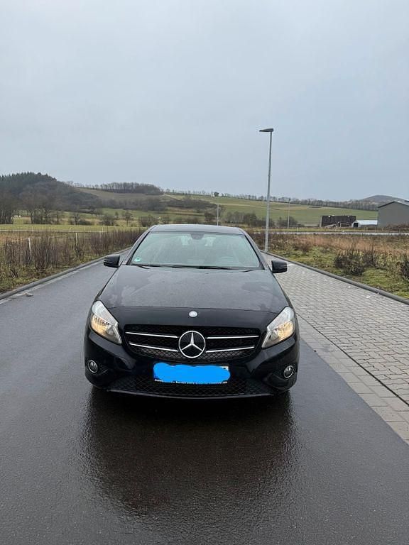 Gebraucht Mercedes A180 122 PS (89 kW) 2015 Schwarz Limousine