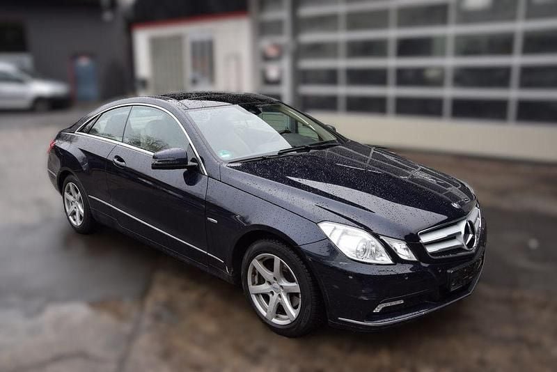 Gebraucht Mercedes E200 Elegance 184 PS (135 kW) 2010 Blau Coupé
