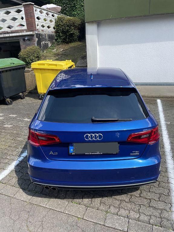 Blau Gebraucht 2016 Audi A3 Sportback S-Line Kleinwagen | 16.089 € (Teuer) - Bild 1/4