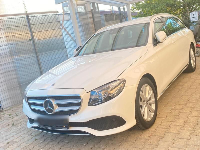 Weiß Gebraucht 2018 Mercedes E220 Kombi | 28.880 € (Guter Preis) - Bild 1/4