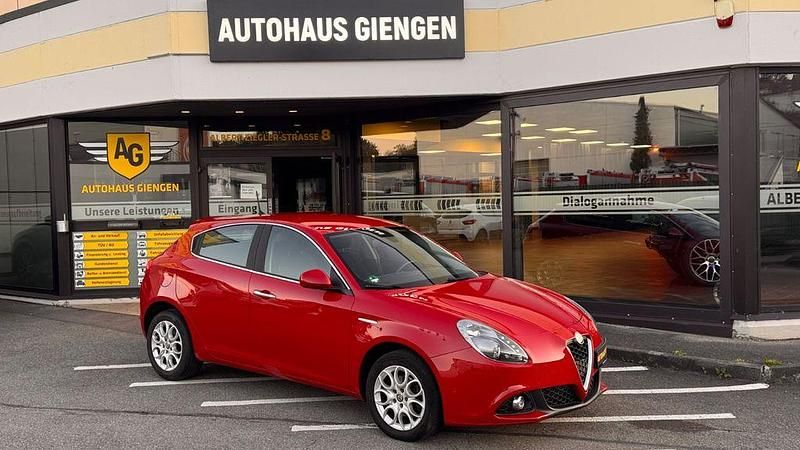 Rot Gebraucht 2016 Alfa Romeo Giulietta Super Kleinwagen | 6.900 € (Fairer Preis) - Bild 1/4