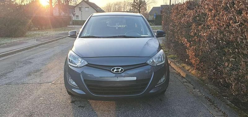 Grau Gebraucht 2014 Hyundai i20 Classic Limousine | 5.500 € (Fairer Preis) - Bild 1/4
