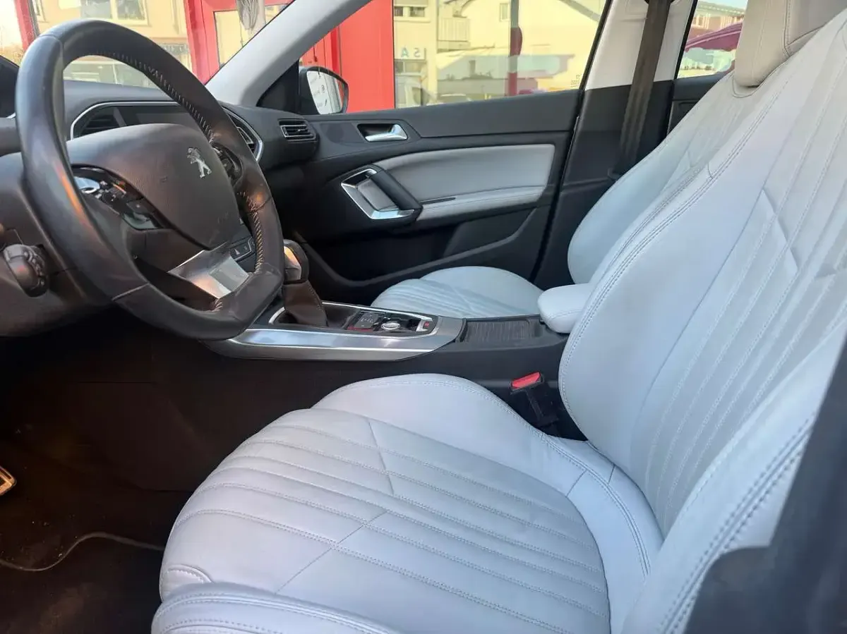 Gebraucht Peugeot 308 Allure 131 PS (96 kW) 2017 Lack grau artense/metalliclac Kombi