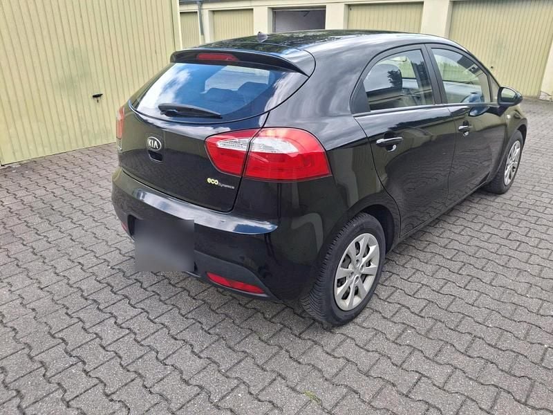 Second-hand Kia Rio 75 CP (55 kW) 2014 Negru Berlinǎ