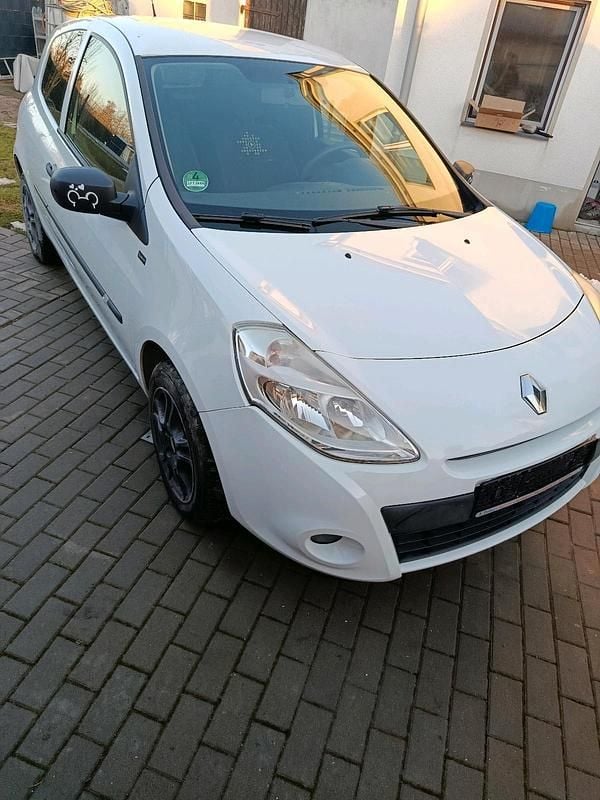 Gebraucht Renault Clio III 75 PS (55 kW) 2013 Weiß Limousine