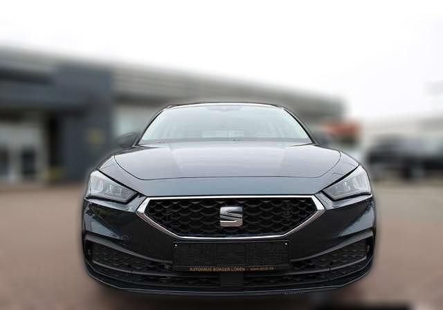 Grau metallic Gebraucht 2023 Seat Leon ST Style Kombi | 23.660 € (Fairer Preis) - Bild 1/4