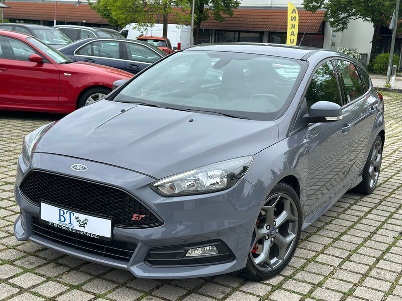 Grau Gebraucht 2015 Ford Focus ST Limousine | 11.300 € (Guter Preis) - Bild 1/4