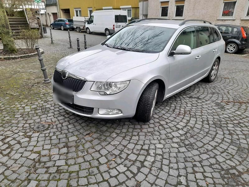 Silber Gebraucht 2013 Skoda Superb Kombi | 7.299 € (Guter Preis) - Bild 1/4