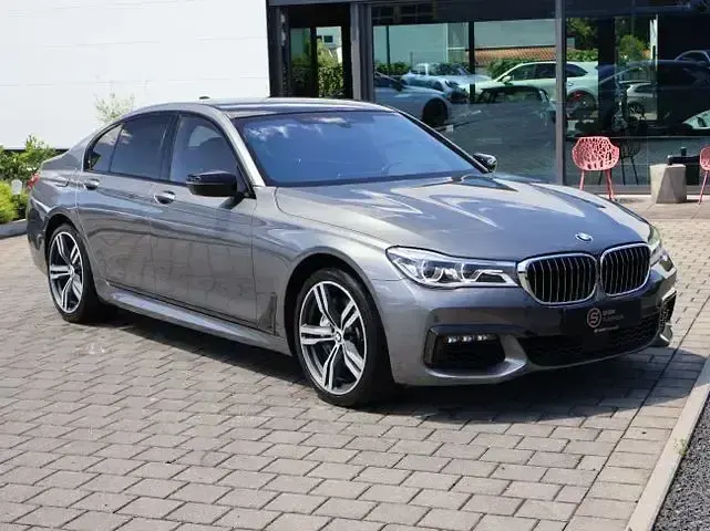 Gebraucht BMW 750 M Sport 400 PS (294 kW) 2017 Magellangrau Limousine