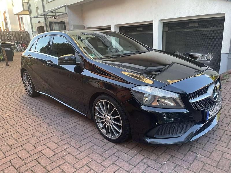 Schwarz Gebraucht 2016 Mercedes A180 AMG line Kleinwagen | 14.450 € (Fairer Preis) - Bild 1/4
