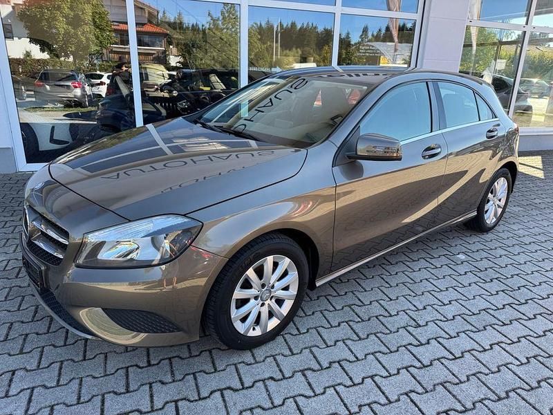Grau Gebraucht 2014 Mercedes A180 Style Limousine | 10.999 € (Fairer Preis) - Bild 1/4