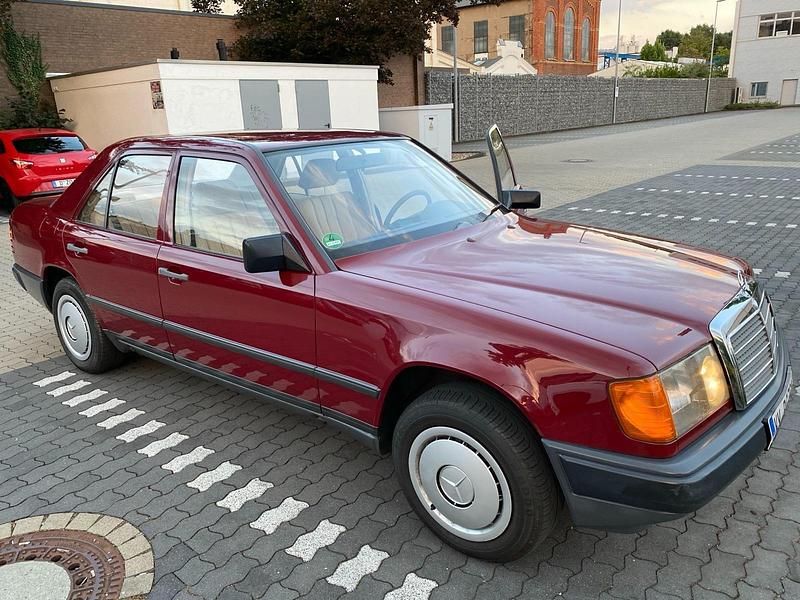 Rot Gebraucht 1987 Mercedes E230 Limousine | 9.700 € - Bild 1/4