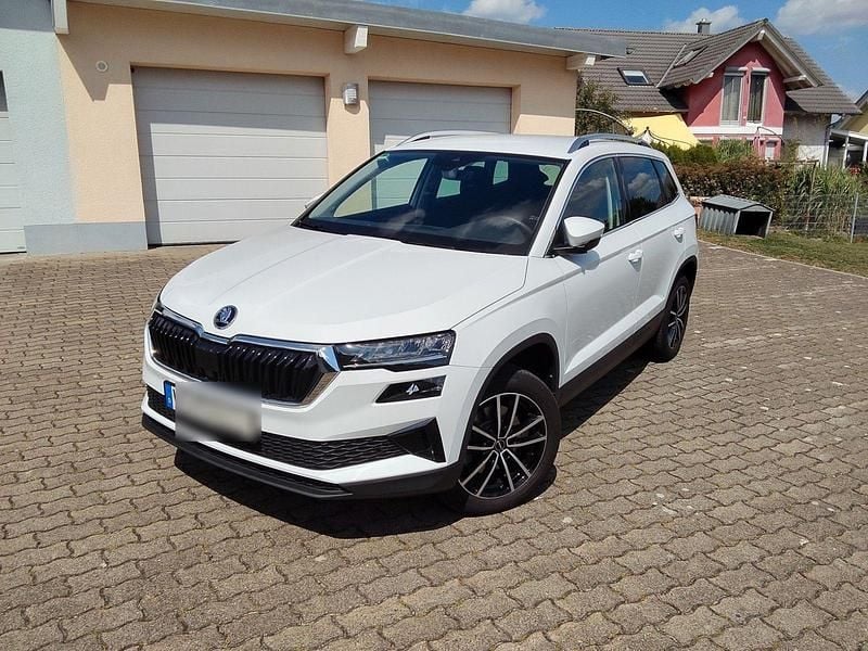 Weiß Gebraucht 2024 Skoda Karoq SUV | 32.490 € (Guter Preis) - Bild 1/4