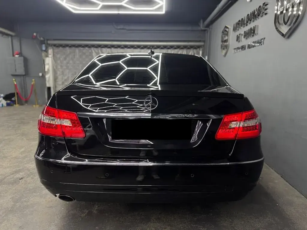 Gebraucht Mercedes E200 184 PS (135 kW) 2011 Schwarz Limousine