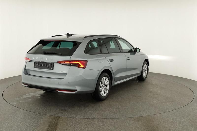 Neu Skoda Octavia Selection 2026 Smokey diamond silber metallic Kombi