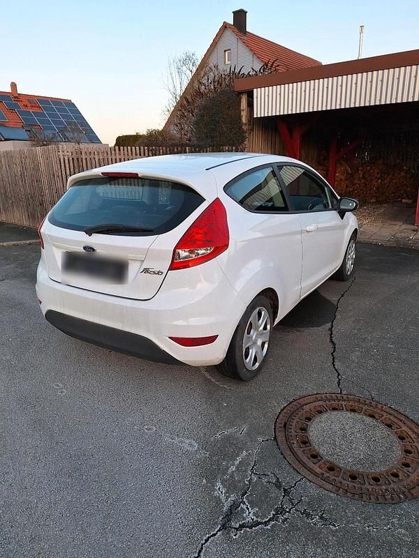 Gebraucht Ford Fiesta 65 PS (47 kW) 2012 Weiß Kleinwagen