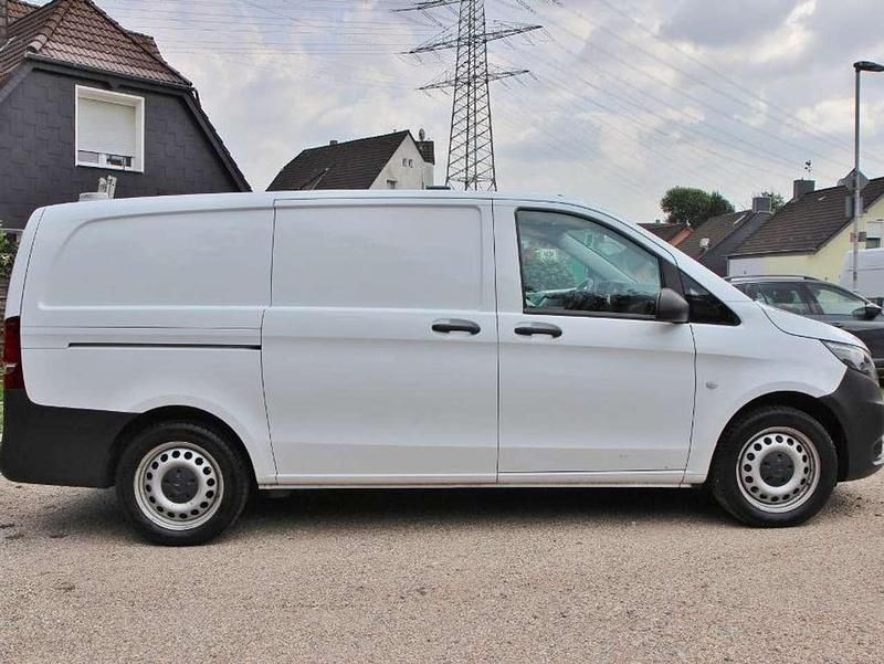 Weiß Gebraucht 2022 Mercedes Vito Van / Kleinbus | 21.750 € (Superpreis) - Bild 1/4
