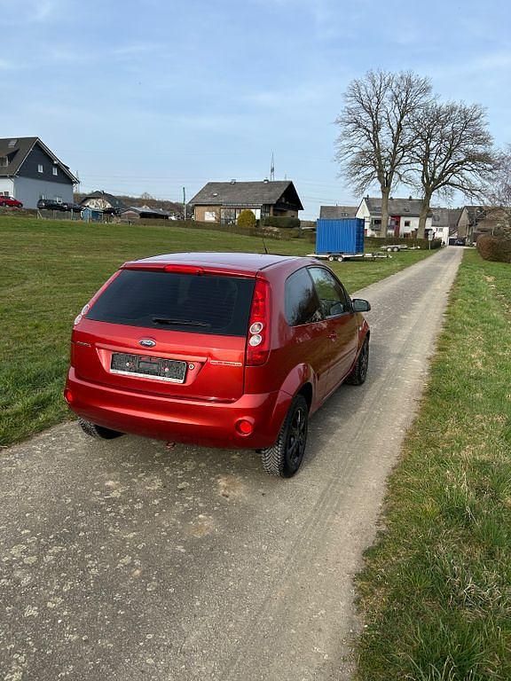 Gebraucht Ford Fiesta Ambiente 80 PS (58 kW) 2008 Rot Kleinwagen