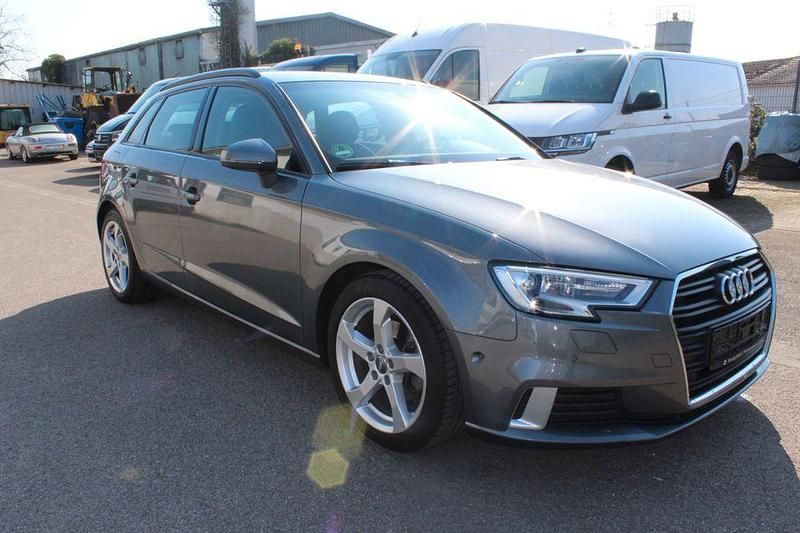 Gebraucht Audi A3 Sport 116 PS (85 kW) 2018 Grau Limousine