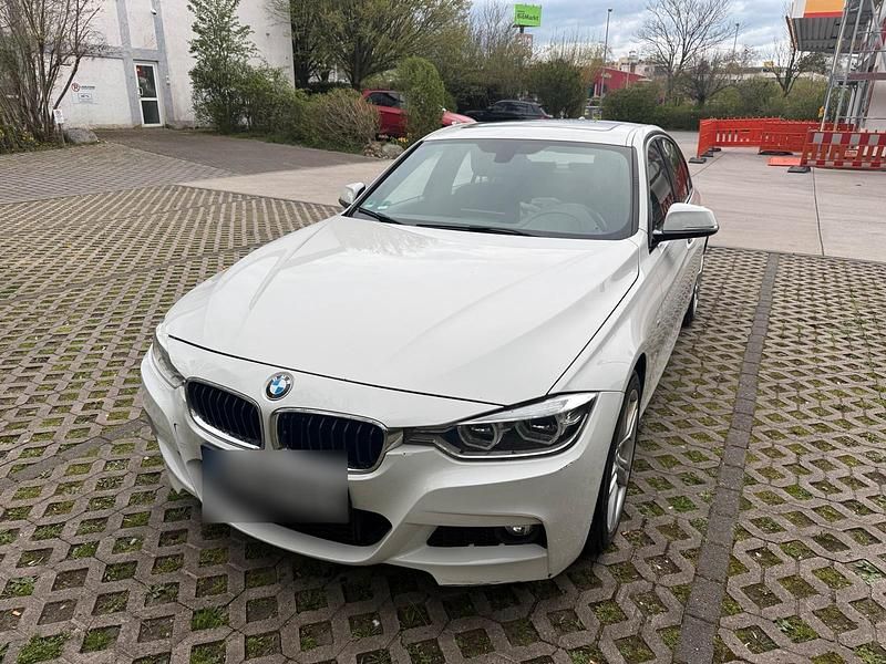 Gebraucht BMW 330 190 PS (139 kW) 2015 Weiß Limousine