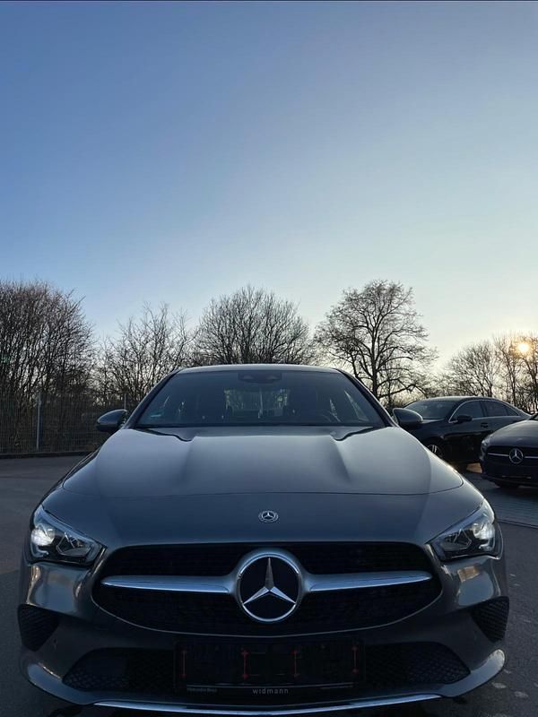 Grau Gebraucht 2019 Mercedes CLA180 Limousine | 23.900 € - Bild 1/4