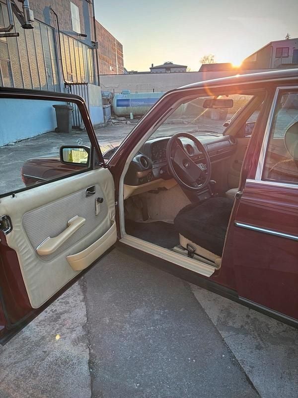 Gebraucht Mercedes 200 109 PS (80 kW) 1983 Rot Limousine