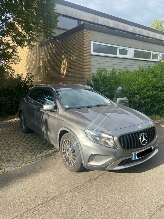 Grau Gebraucht 2014 Mercedes GLA200 SUV | 10.600 € (Superpreis) - Bild 1/4