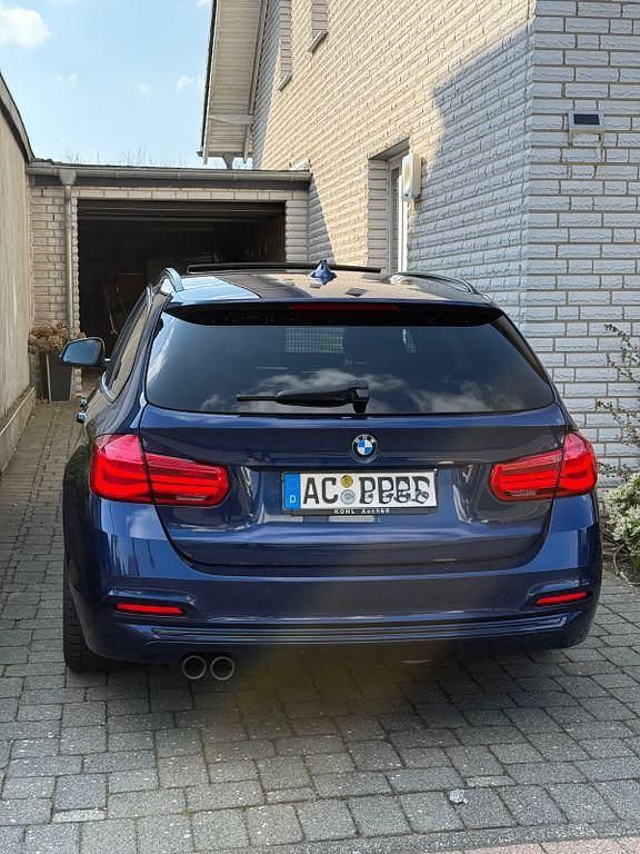 Gebraucht BMW 330 Sport Line 258 PS (189 kW) 2018 Blau Kombi