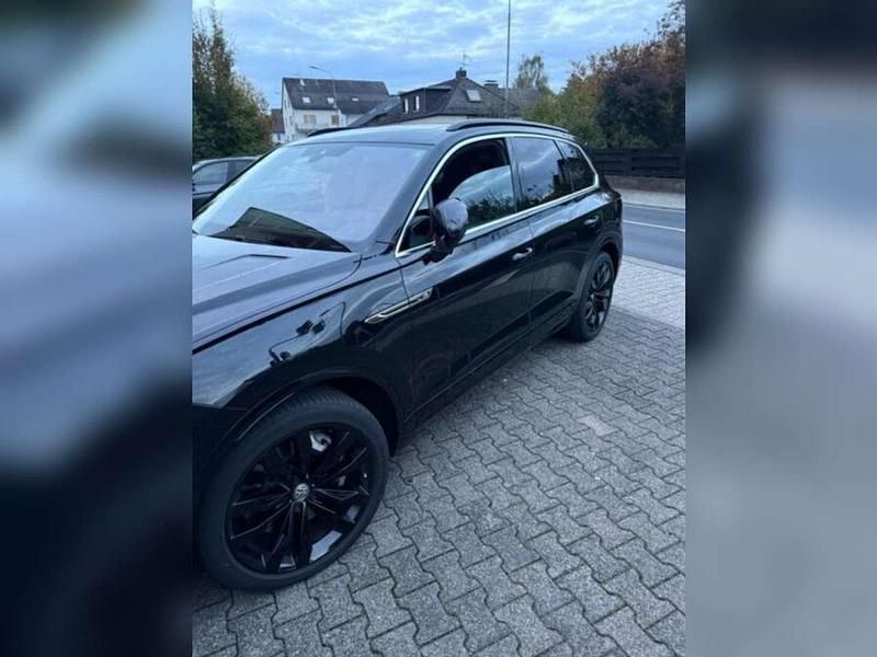 Schwarz Gebraucht 2019 VW Touareg R-line SUV | 49.900 € (Etwas zu teuer) - Bild 1/4