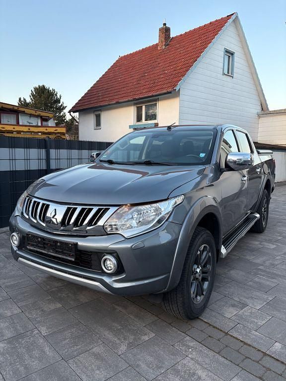 Gebraucht Mitsubishi L200 Plus 181 PS (133 kW) 2016 Grau Pickup
