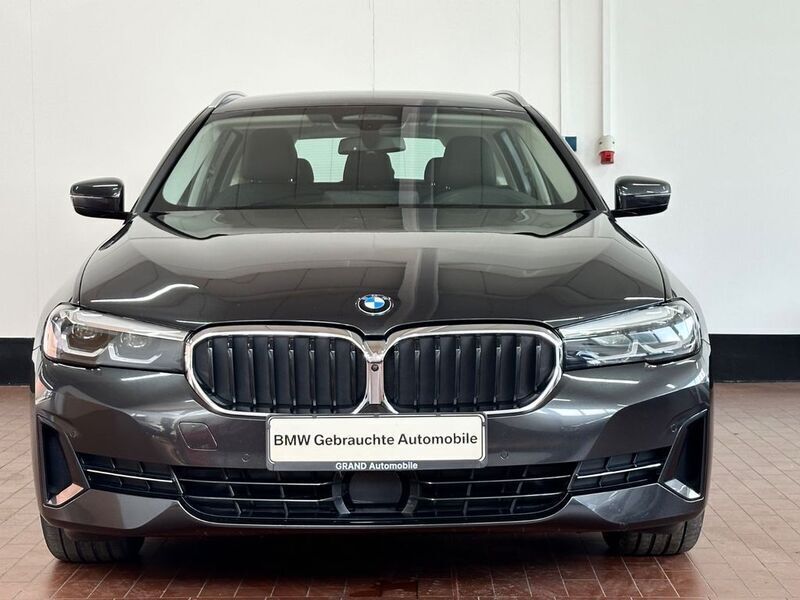 Grau Gebraucht 2021 BMW 520 Sport Line Limousine | 25.989 € (Superpreis) - Bild 1/4