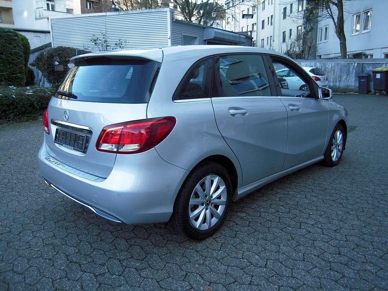 Gebraucht Mercedes B180 122 PS (89 kW) 2017 Polarsilber metalliclack Van / Kleinbus