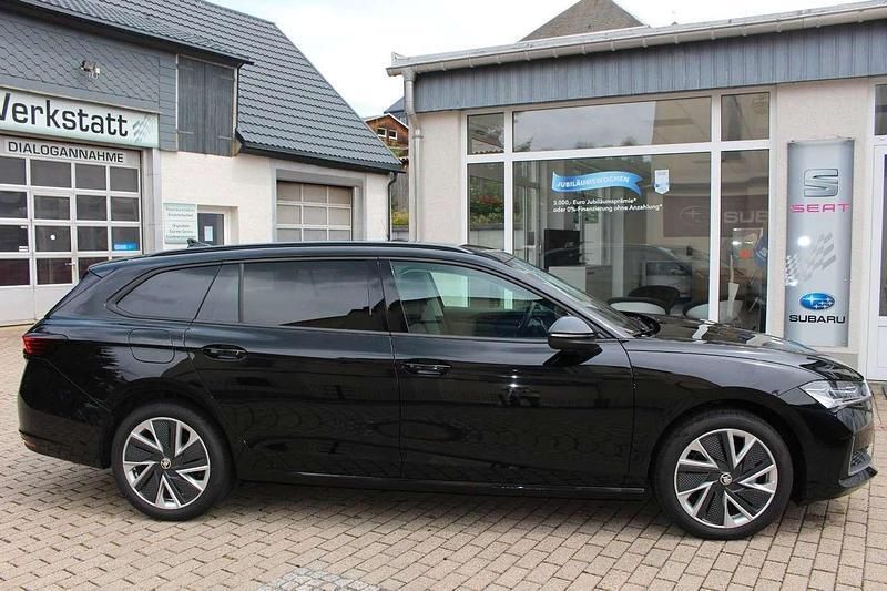 Gebraucht Skoda Superb Selection 150 PS (110 kW) 2025 Ebony schwarz metallic Kombi