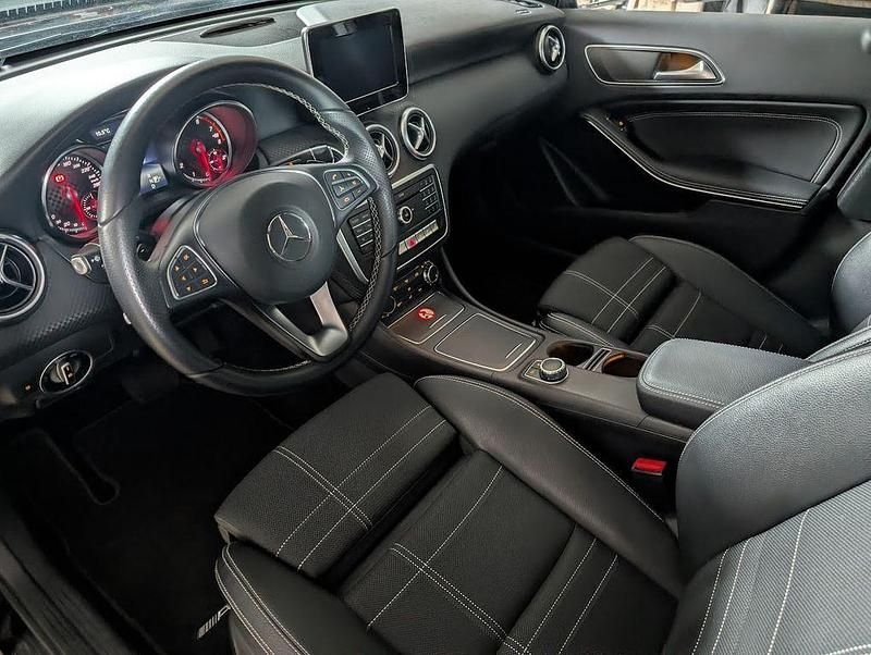 Gebraucht Mercedes A180 Urban 122 PS (89 kW) 2016 Schwarz Limousine