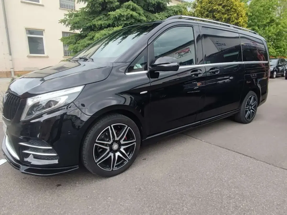 Gebraucht Mercedes V250 AMG line 190 PS (139 kW) 2017 Obsidianschwarz metallic Van / Kleinbus