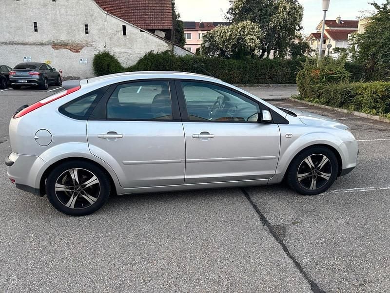 Silber Gebraucht 2008 Ford Focus Kleinwagen | 1.100 € (Superpreis) - Bild 1/4
