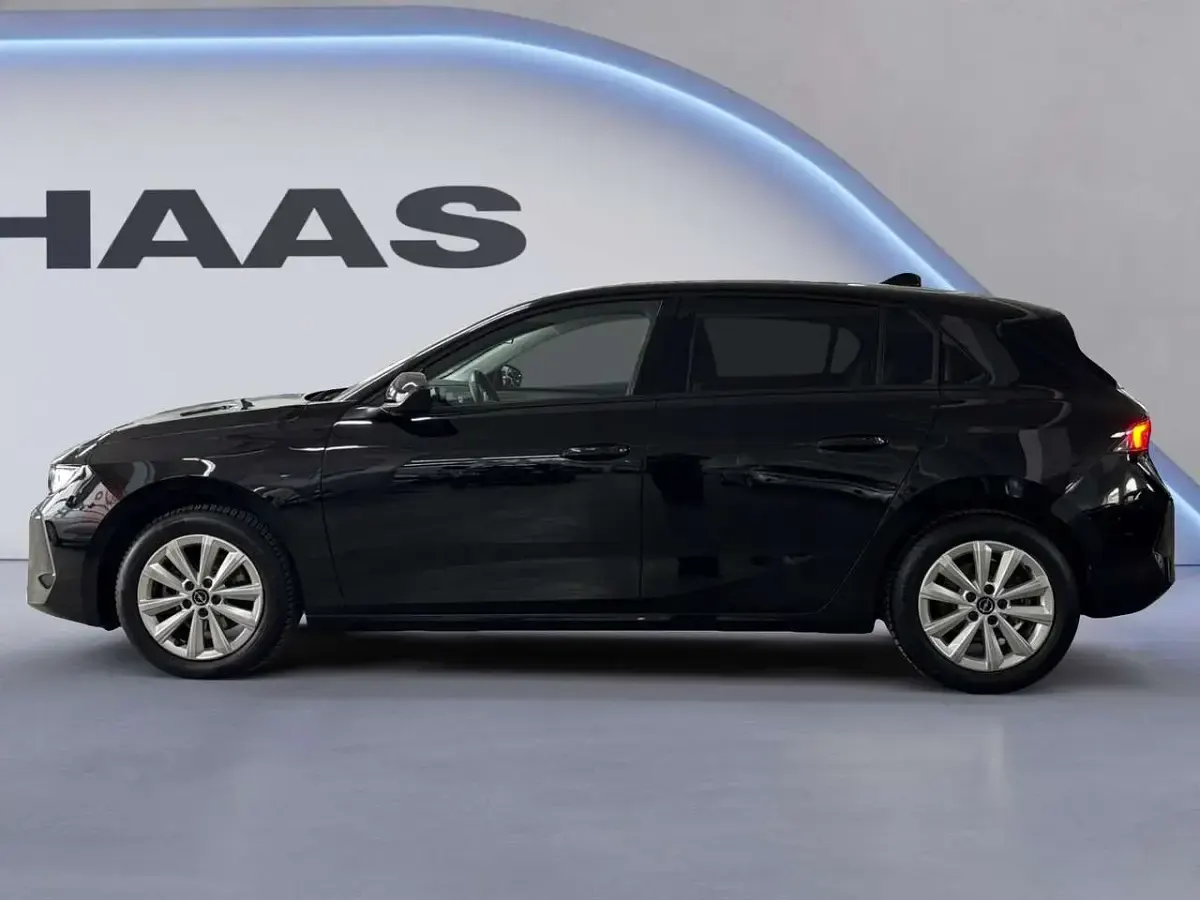 Gebraucht Opel Astra 131 PS (96 kW) 2023 Lackierung schwarz perla nera/ Limousine