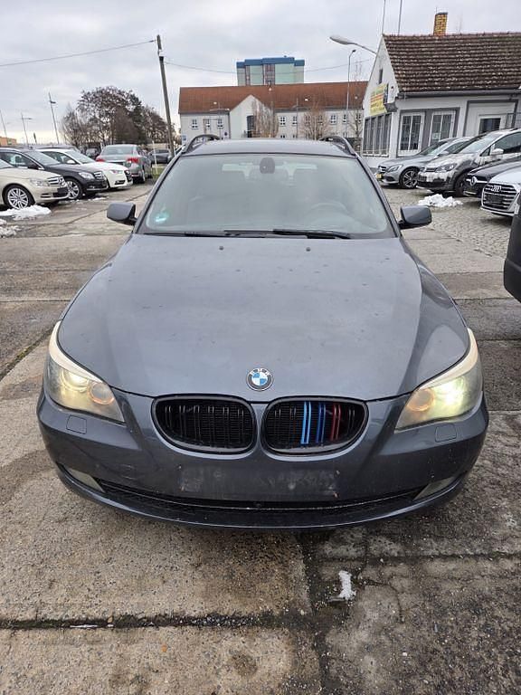Grau Gebraucht 2008 BMW 530 Kombi | 3.900 € (Superpreis) - Bild 1/4