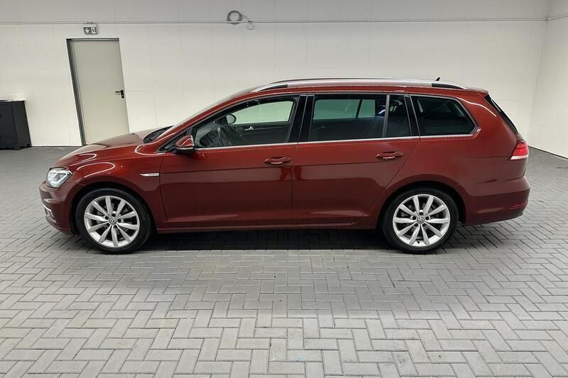 Gebraucht VW Golf VIII Highline 131 PS (96 kW) 2020 Rot (cranberry red metallic) Kombi