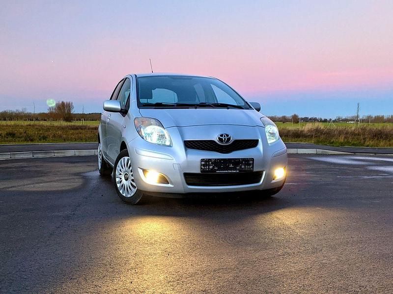 Gebraucht Toyota Yaris 99 PS (72 kW) 2011 Silber Kleinwagen