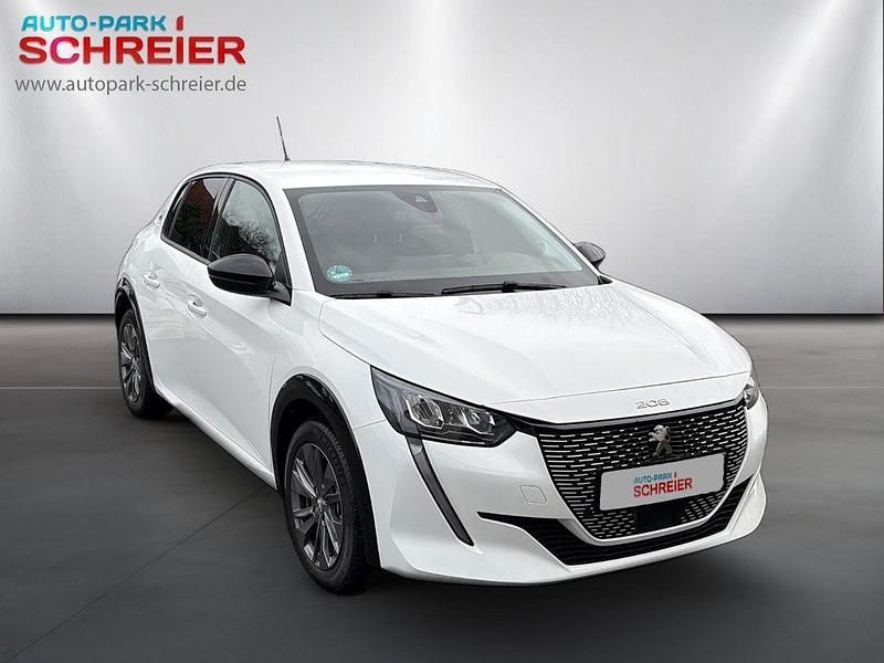 Gebraucht Peugeot e-208 Allure 100 kW (136 PS) 2023 Weiß Kleinwagen