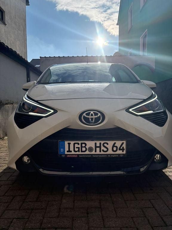 Weiß Gebraucht 2020 Toyota Aygo Business Edition Kleinwagen | 11.600 € (Fairer Preis) - Bild 1/4