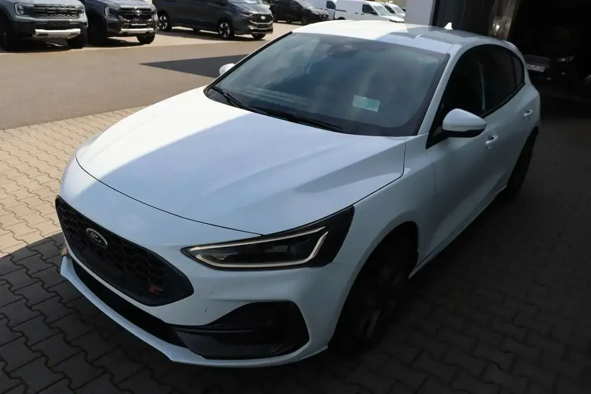 Neu Ford Focus ST 280 PS (205 kW) 2026 Frozen white Limousine