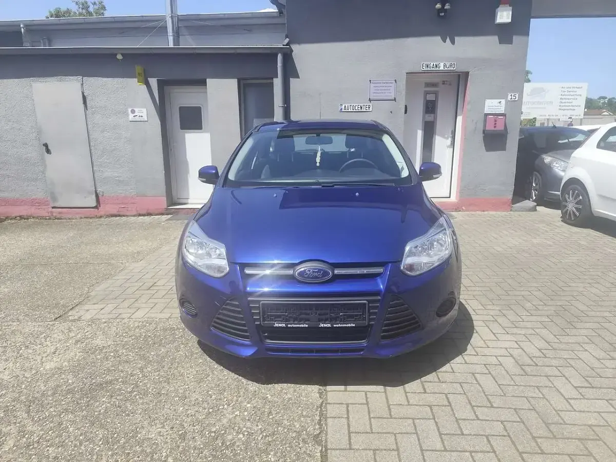 Gebraucht Ford Focus Trend 125 PS (91 kW) 2014 Indicblau metallic Kleinwagen