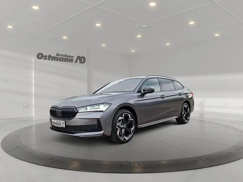 Grau Neu 2025 Skoda Superb SportLine Kombi | 69.289 € - Bild 1/4
